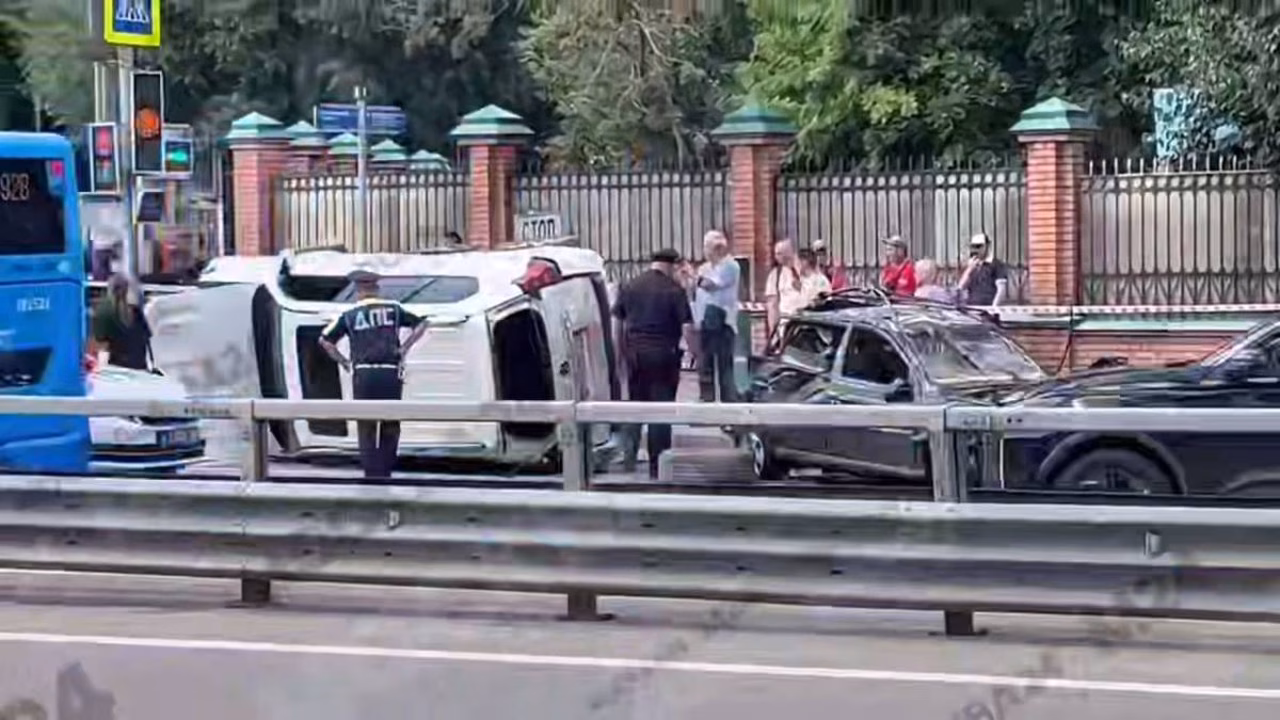 Автомобиль перевернулся после ДТП на Фестивальной улице на севере Москвы