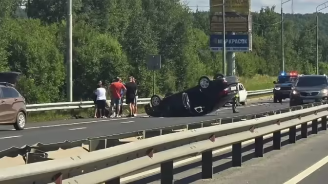 Во Владимире у ТЦ "Тандем" перевернулась машина