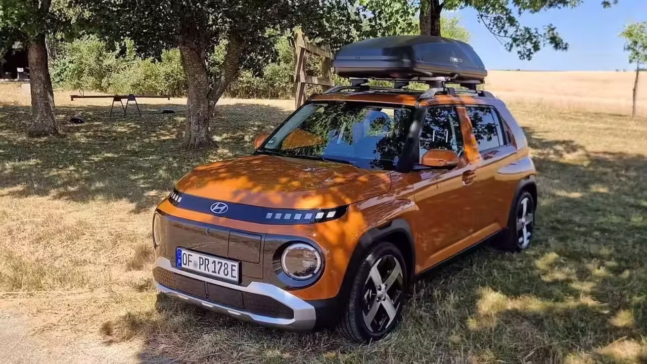 Hyundai Inster превращается в спальник за пару минут