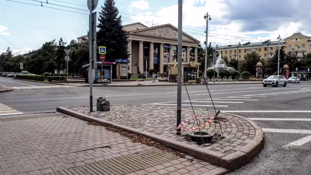В центре Кемерова начали устанавливать объекты у перекрёстка Весенней и Советского