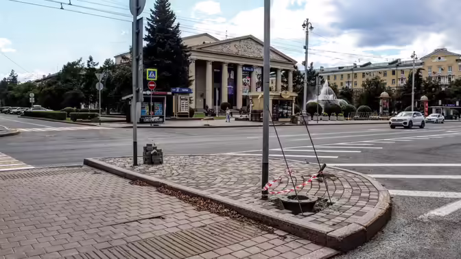 В центре Кемерова начали устанавливать объекты у перекрёстка Весенней и Советского