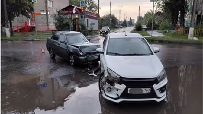 В Центральном районе Тольятти две Lada не поделили дорогу, есть пострадавший