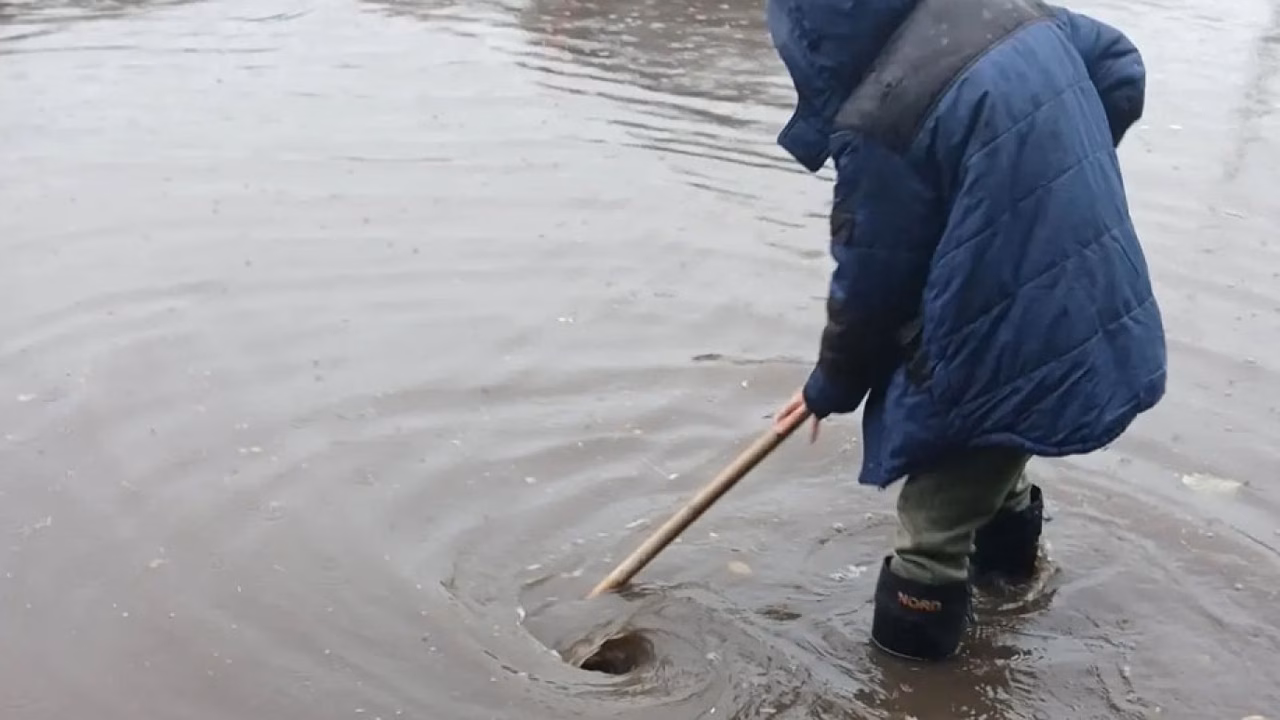 В Пензе коммунальщики очищают ливнеприемные решетки от мусора после непогоды