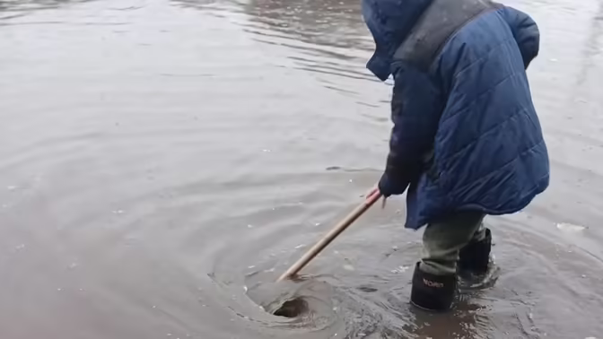 В Пензе коммунальщики очищают ливнеприемные решетки от мусора после непогоды