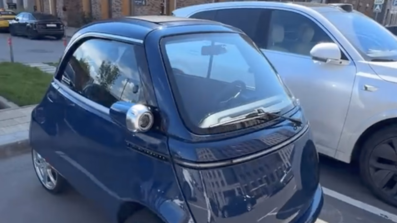 В Москве на видео попали крошечные автомобили