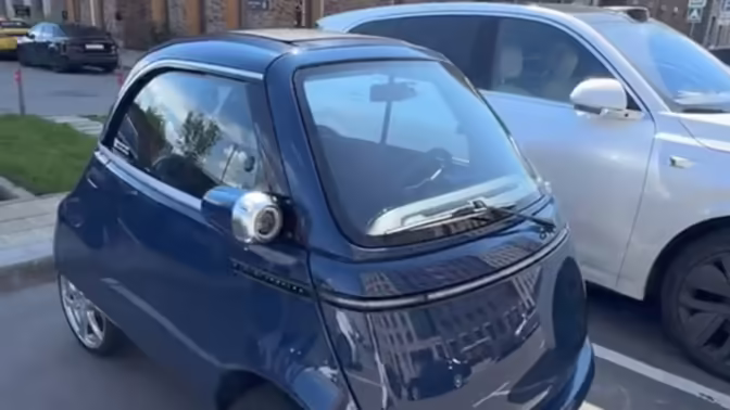 В Москве на видео попали крошечные автомобили