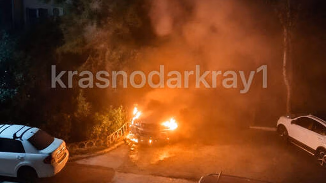 В Краснодарском крае неизвестный поджег три автомобиля
