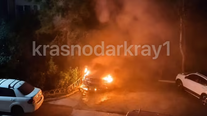 В Краснодарском крае неизвестный поджег три автомобиля