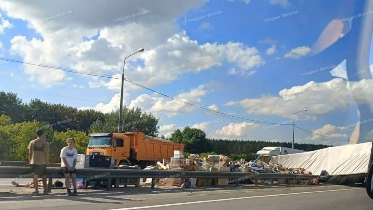 Блокирующую М-4 перевернутую фуру начали убирать с проезжей части под Воронежем