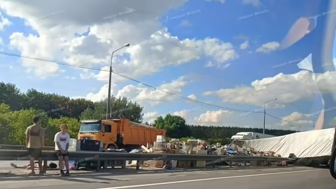 Блокирующую М-4 перевернутую фуру начали убирать с проезжей части под Воронежем