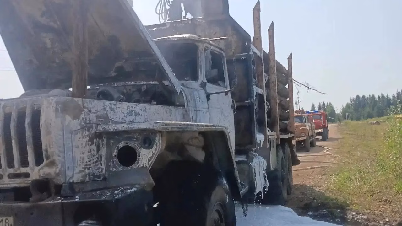 Грузовой автомобиль загорелся в Шарканском районе Удмуртии