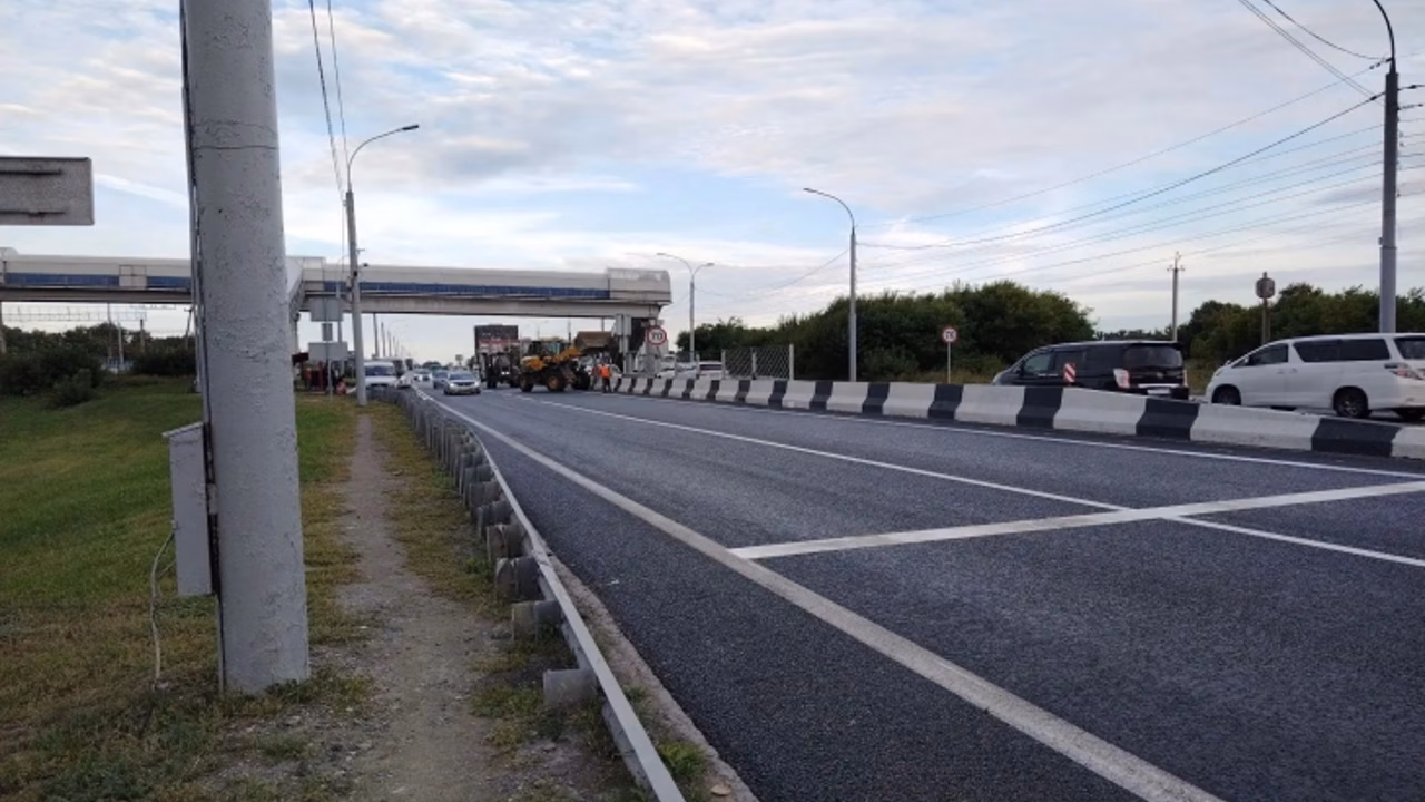 Дорогу в аэропорт Толмачево отремонтировали за 10 дней