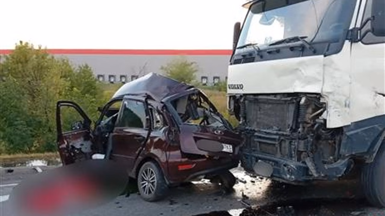 В Волжском районе Lada Kalina занесло под фуру, водитель погиб