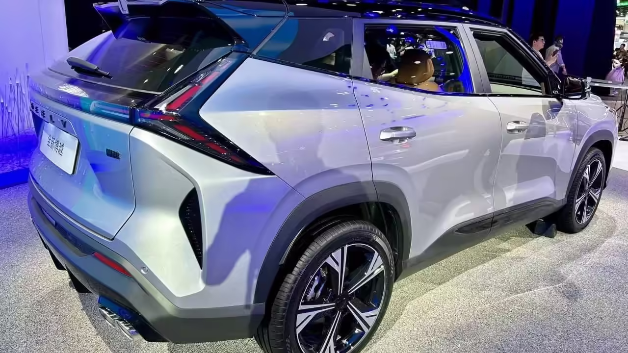 Популярный в России кроссовер Geely получил обновленную внешность