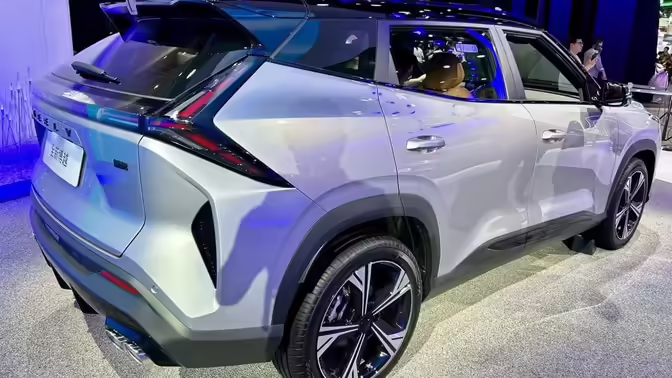 Популярный в России кроссовер Geely получил обновленную внешность