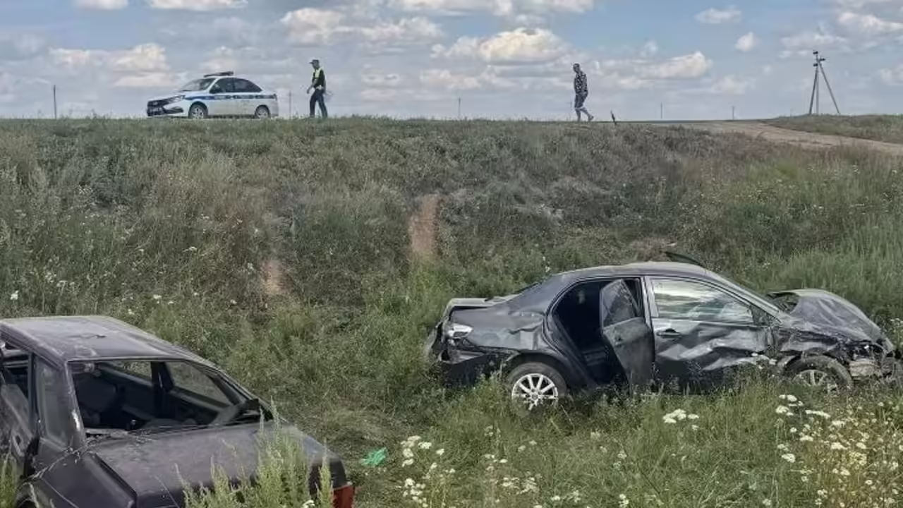 В Адамовском районе столкнулись два автомобиля, пострадали три человека