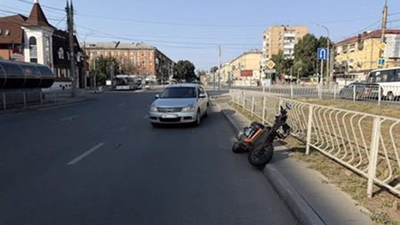 В Самаре легковушка при развороте столкнулась с электровелосипедом