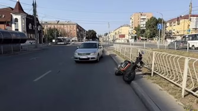 В Самаре легковушка при развороте столкнулась с электровелосипедом