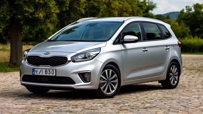 Kia Carens из Индии начали ввозить в РФ от 2,36 млн рублей