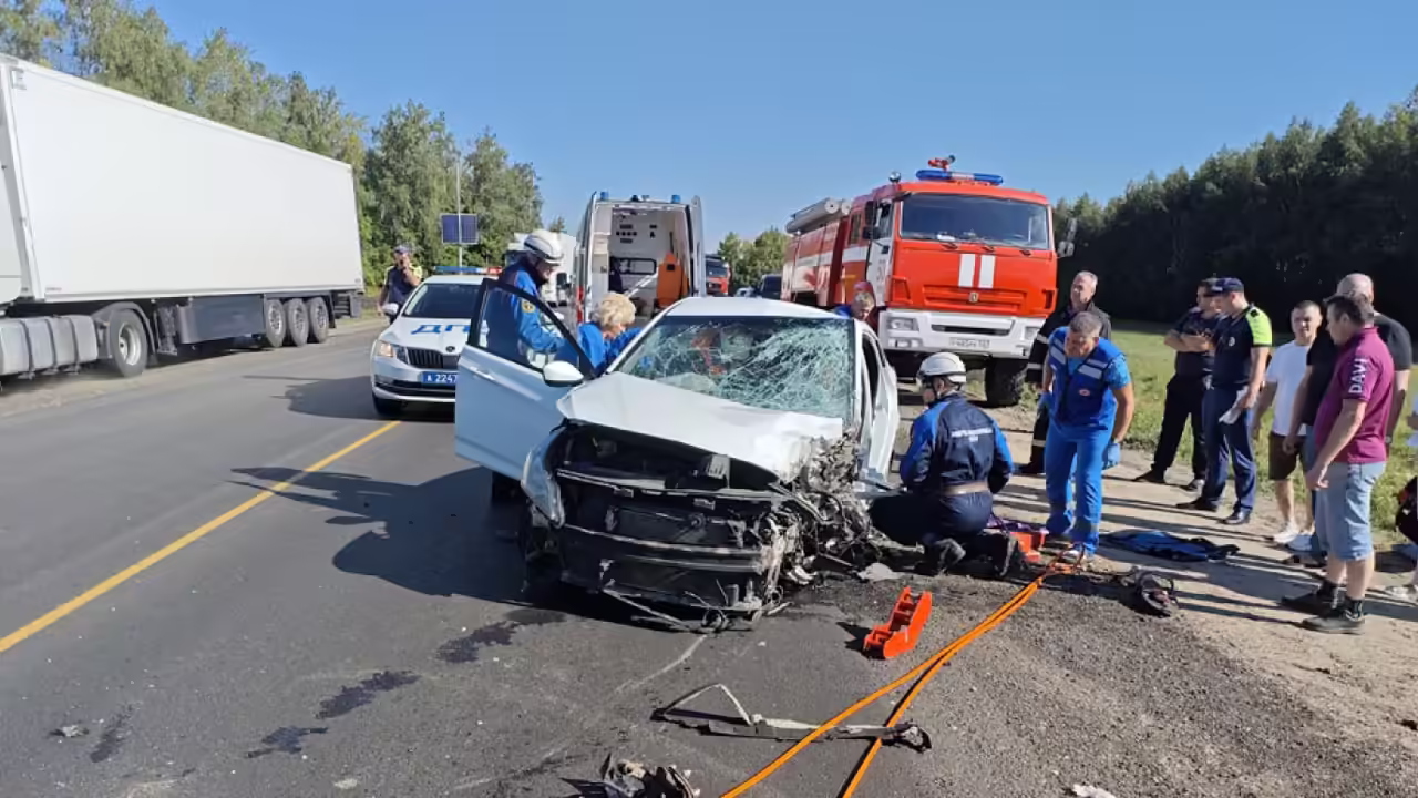 Под Богословкой столкнулись Hyundai Solaris и КамАЗ