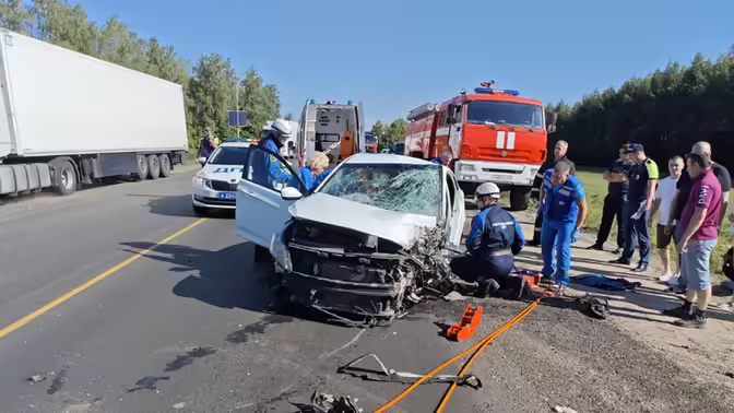 Под Богословкой столкнулись Hyundai Solaris и КамАЗ