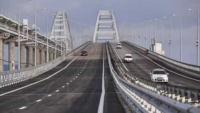 Число автомобилей на Крымском мосту сократилось до 280