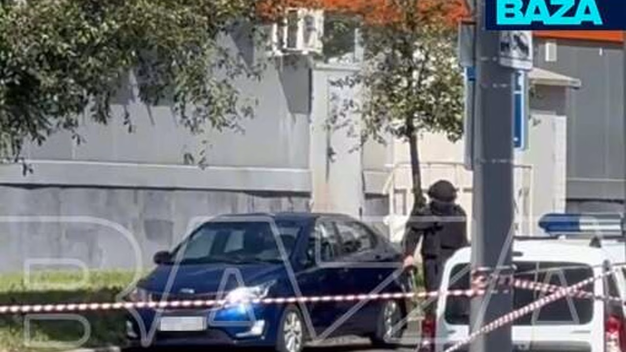 Baza: силовики перекрыли улицу в Москве из-за возможного минирования автомобиля