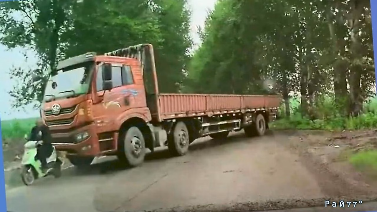 Водитель большегруза притормозил перед скутеристом
