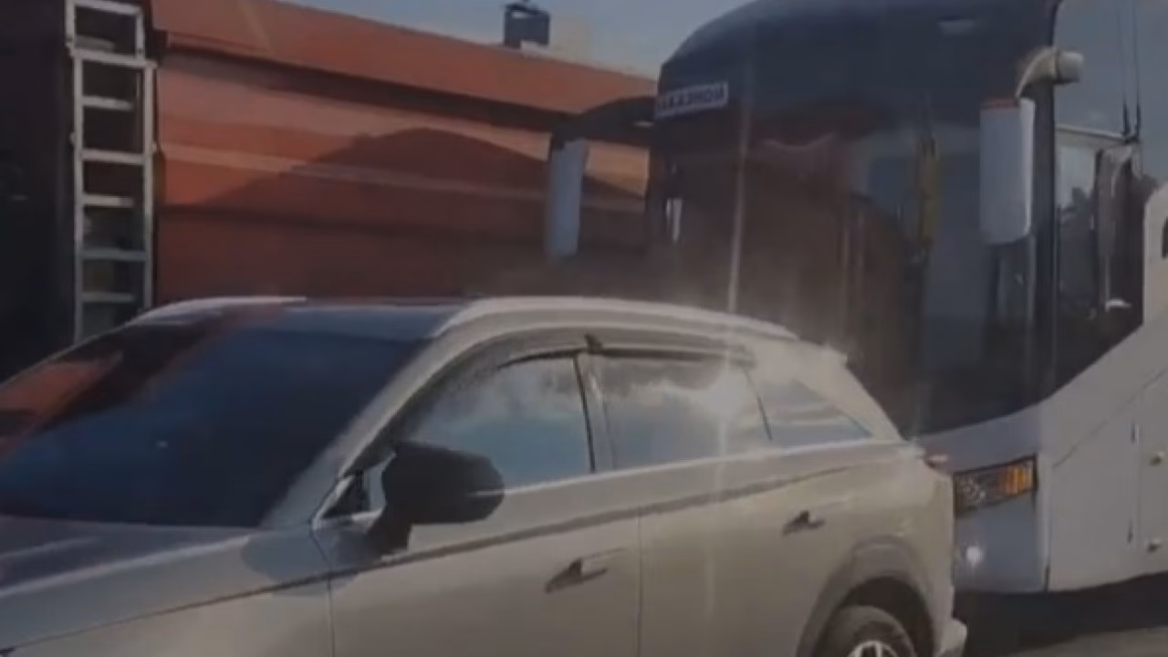 В Туле на Рязанской улице столкнулись автомобиль и автобус