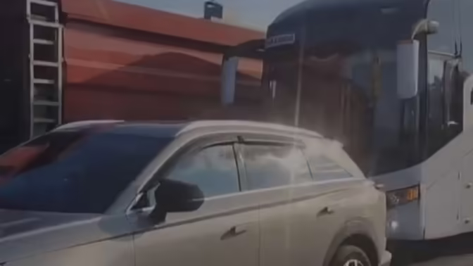 В Туле на Рязанской улице столкнулись автомобиль и автобус