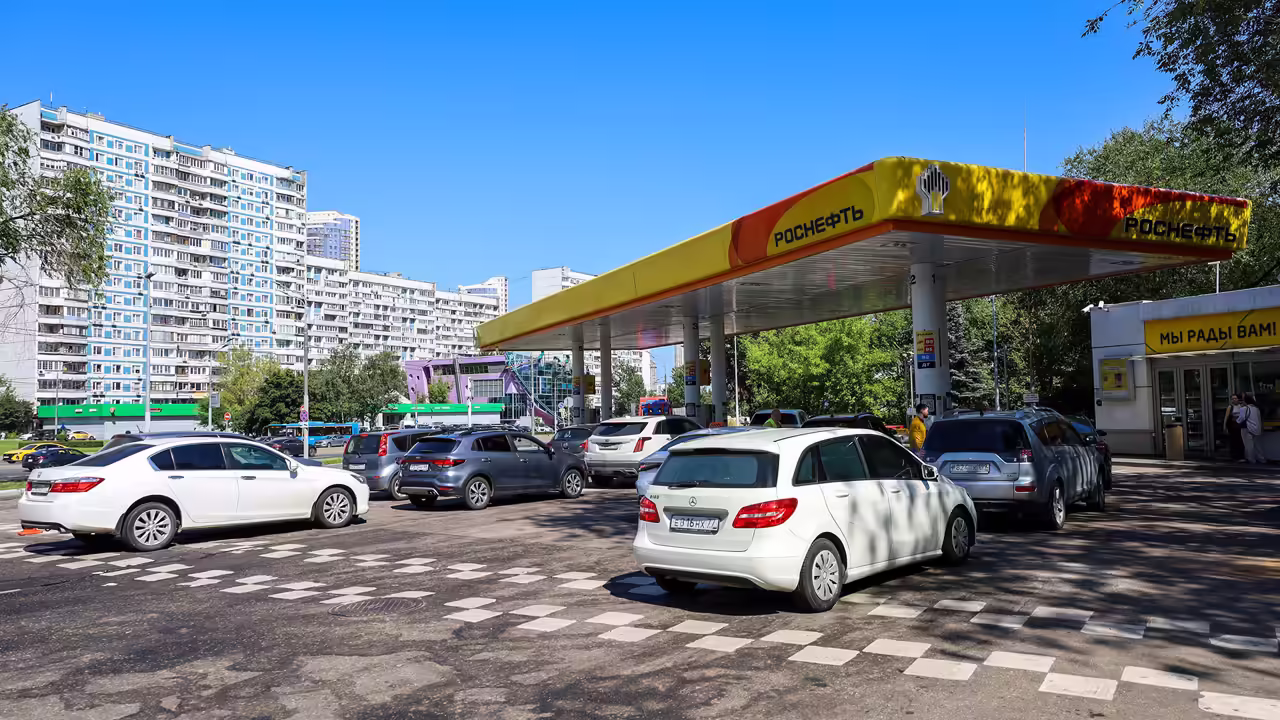 Стоимость бензина на московских АЗС снизилась