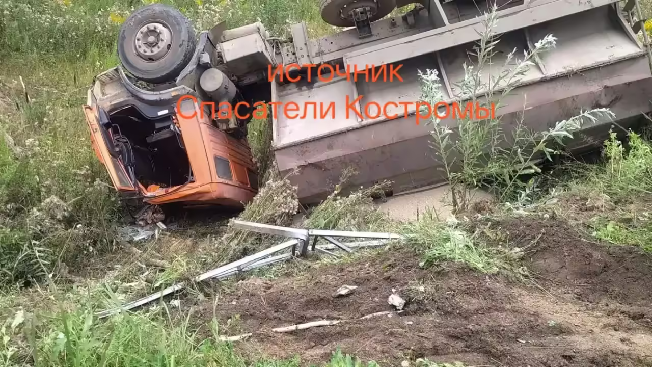 КАМАЗ в Костроме перевернулся, чтобы избежать столкновения