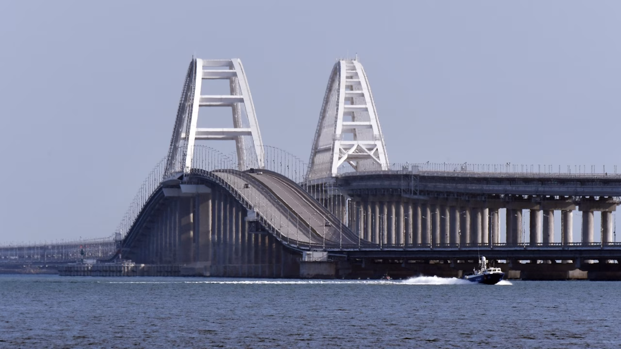 Движение транспорта по Крымскому мосту временно перекрыли