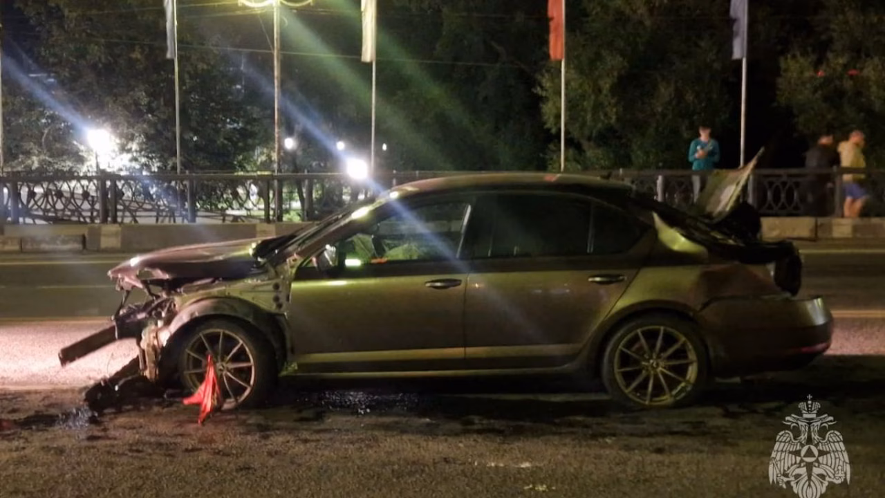 Вечером в Иванове автомобиль столкнулся с отбойником