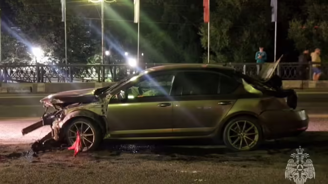 Вечером в Иванове автомобиль столкнулся с отбойником