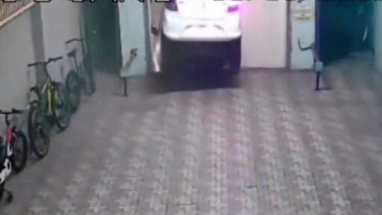 В Мумбаи на видео попало, как автомобиль упал в шахту лифта с высоты 7,5 метров