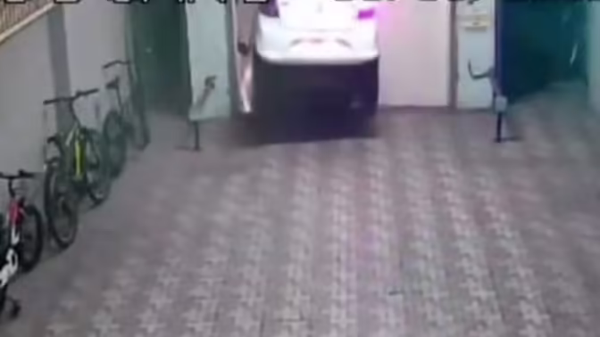 В Мумбаи на видео попало, как автомобиль упал в шахту лифта с высоты 7,5 метров