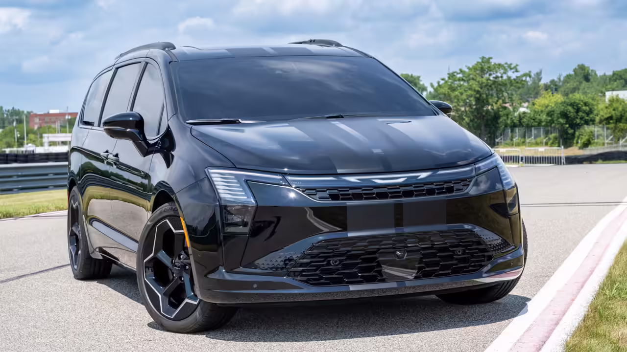 Stellantis подготовил пару концептов на базе обновлённого минивэна Chrysler Pacifica