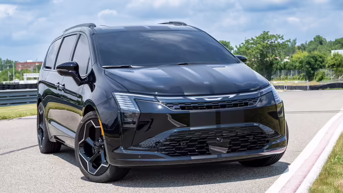 Stellantis подготовил пару концептов на базе обновлённого минивэна Chrysler Pacifica