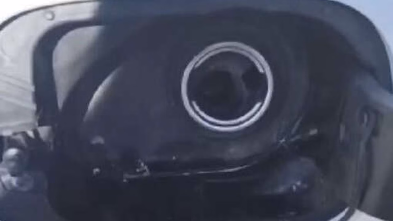 В Санкт-Петербурге мужчина засыпал крупу в бензобак чужого авто