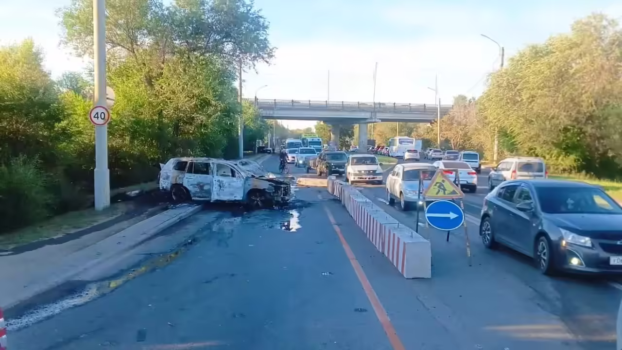 В Оренбурге иномарка влетела в бетонное ограждение, пострадали три человека