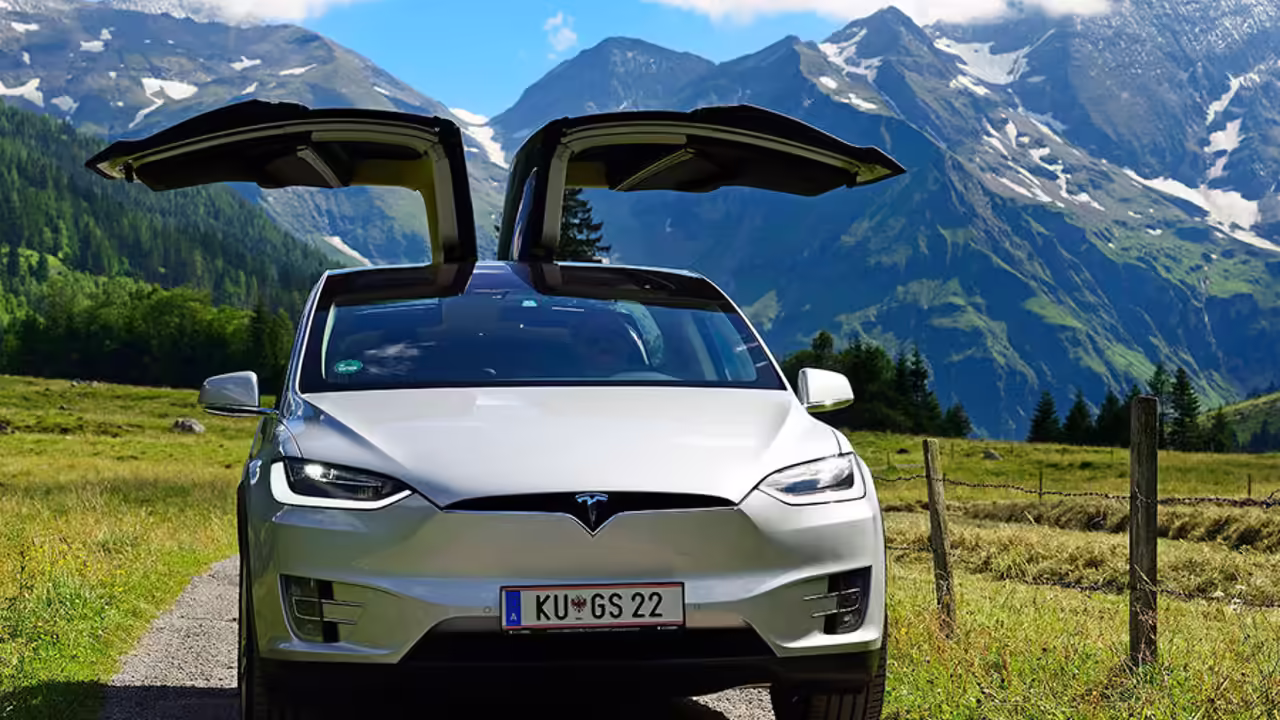 Tesla отзывает более 20 тысяч электромобилей из-за слишком ярких фар