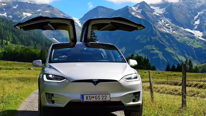 Tesla отзывает более 20 тысяч электромобилей из-за слишком ярких фар