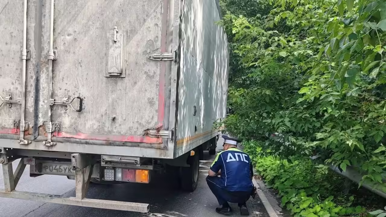 Пешеход погиб под колесами грузовика в Екатеринбурге