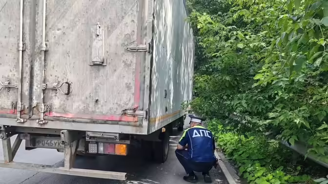 Пешеход погиб под колесами грузовика в Екатеринбурге