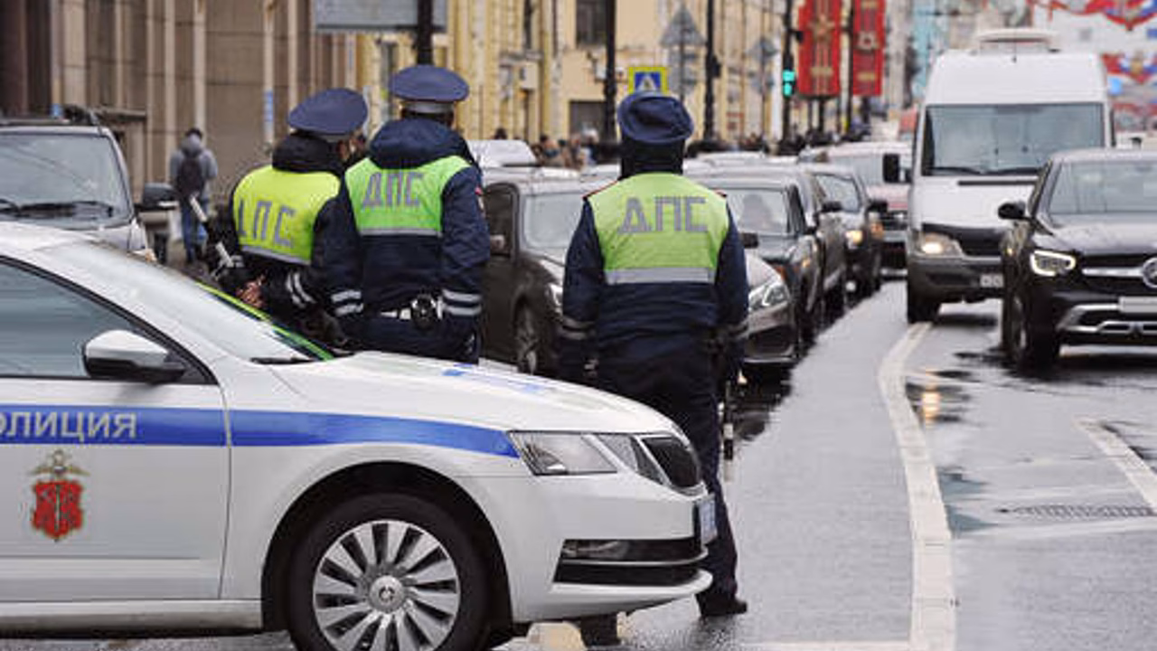 На Малой Переяславской улице в Москве перекрыли движение транспорта из-за пожара