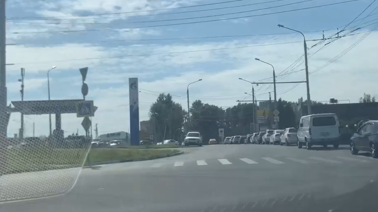 В Калуге образовалась очередь из десятков автомобилей на заправку