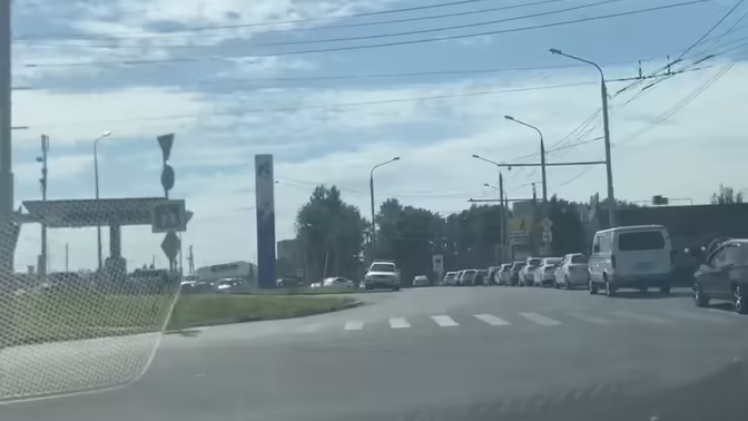 В Калуге образовалась очередь из десятков автомобилей на заправку