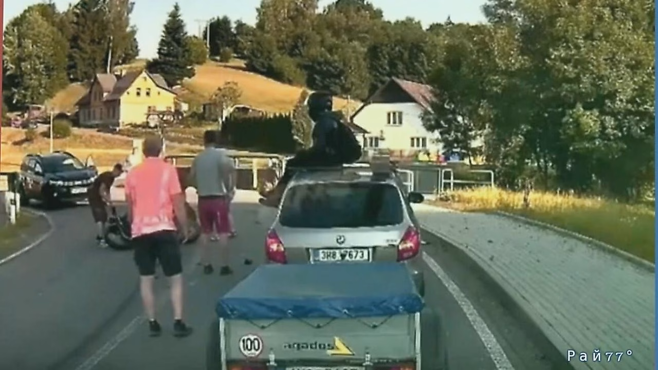 Мотоциклистка приземлилась на крышу легковушки и попала на видео в Чехии