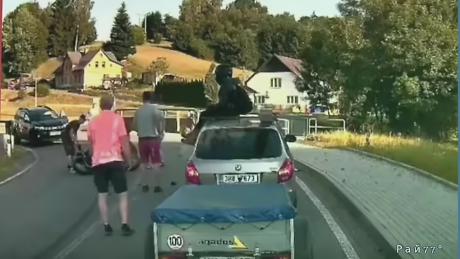 Мотоциклистка приземлилась на крышу легковушки и попала на видео в Чехии